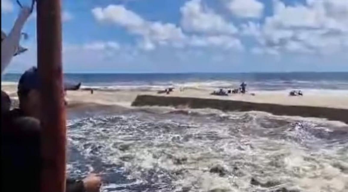 Rompimento de banco de areia muda curso da água e 